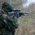 Paintball vs. airsoft: asemănări și deosebiri între aceste două jocuri moderne