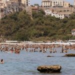 Cum își rezervă românii vacanțele: studiu comportamente și criterii de decizie