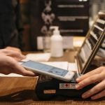 De ce plata cu telefonul la POS este acum încurajată de companiile de carduri