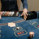 Diferențele principale dintre jocurile de masă de cazinou: ruletă vs. blackjack vs. baccarat